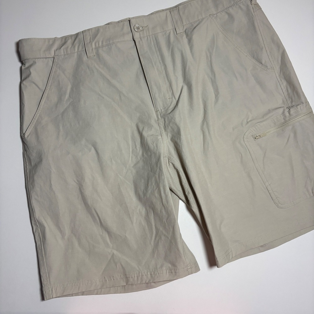Huk Fishing Performance Shorts Mens XXL Tan Zippered Cargo Pockets Stretch